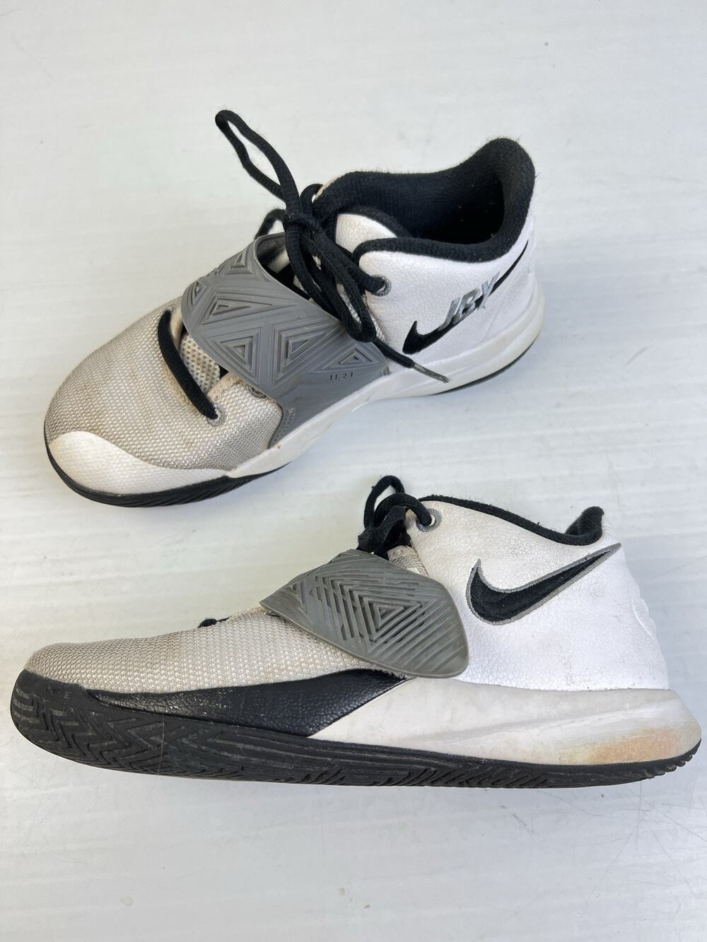 Nike Kyrie Flytrap III JBY White Black Cool-Gray Boy's 2Y BQ562-102 Basketball